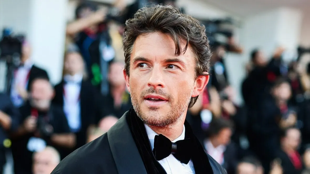 Jonathan Bailey Departs Venice in Style After Armani Beauty Campaign