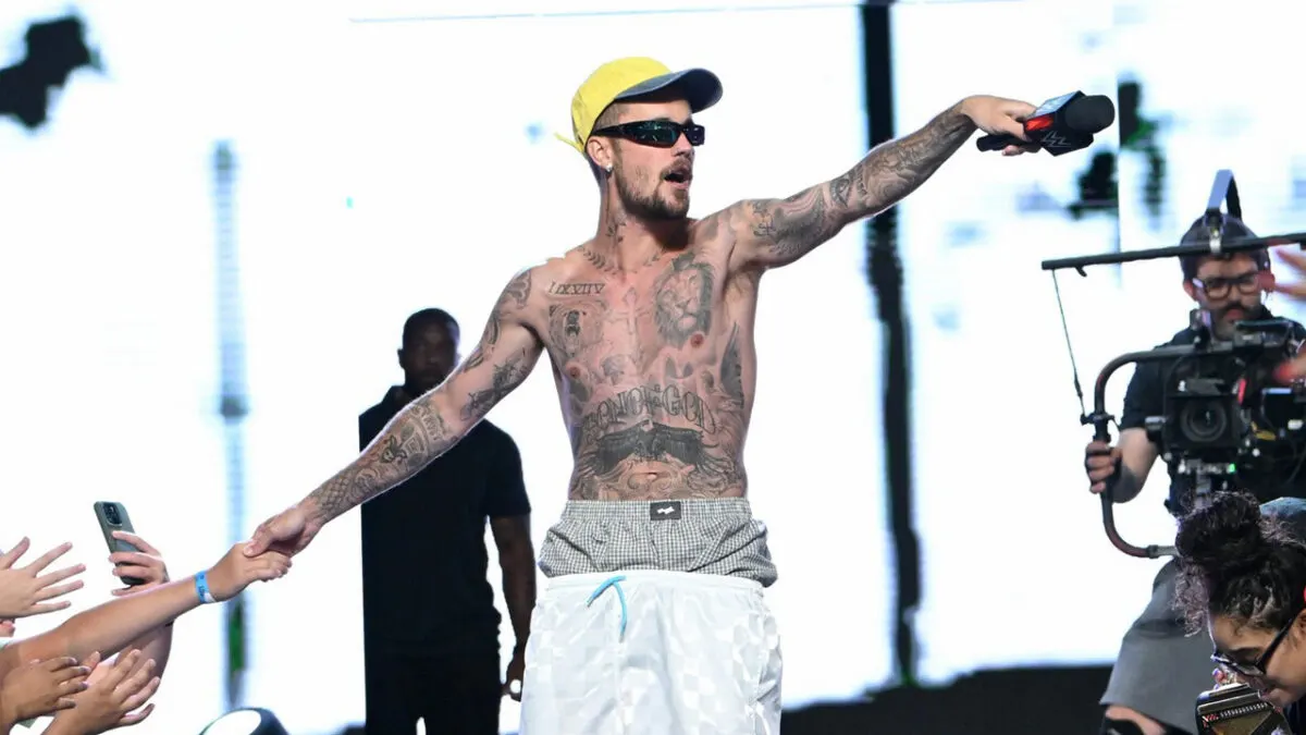 Justin Bieber Brings Shirtless Energy to Fanatics Fest 2026