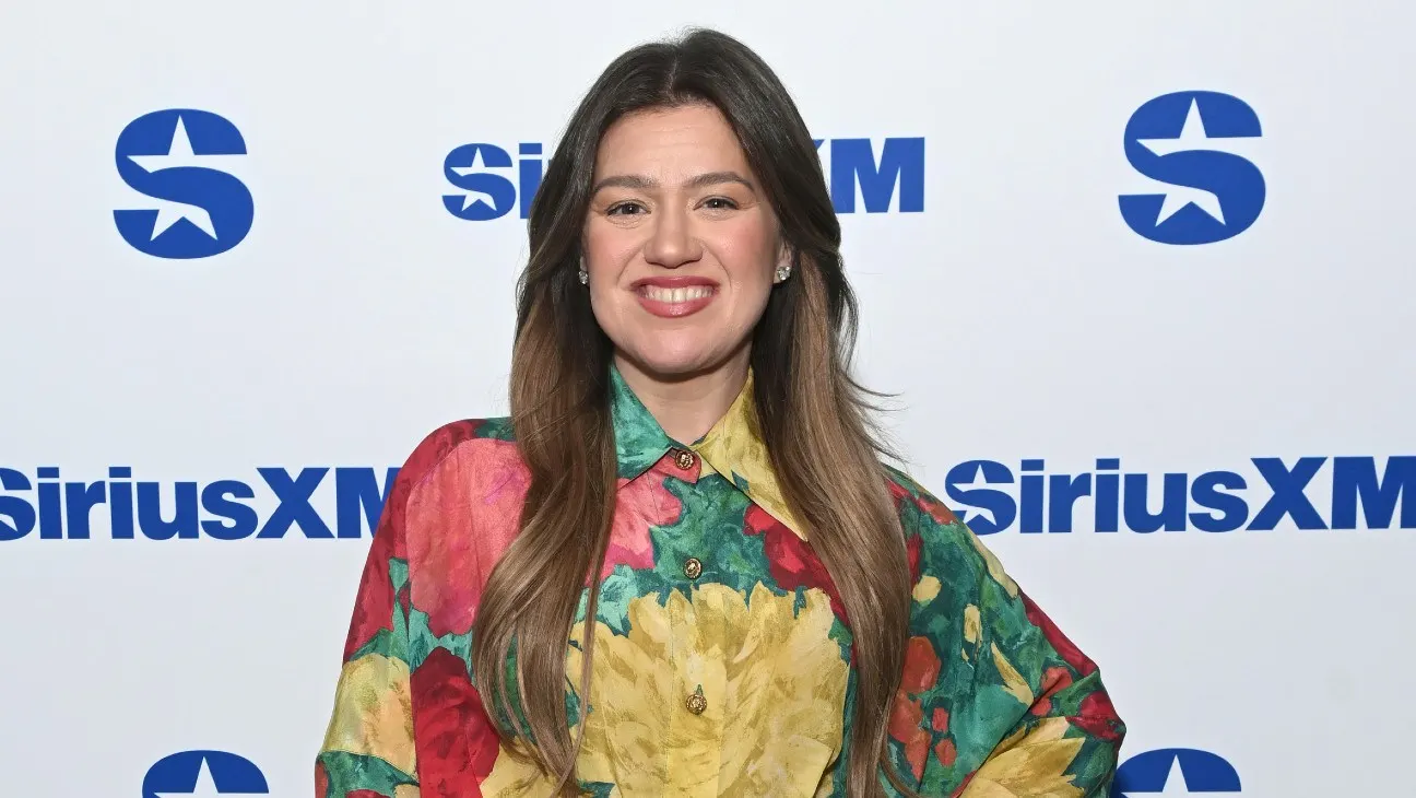 Kelly Clarkson Closes Her Talk Show Era With a Golden Farewell