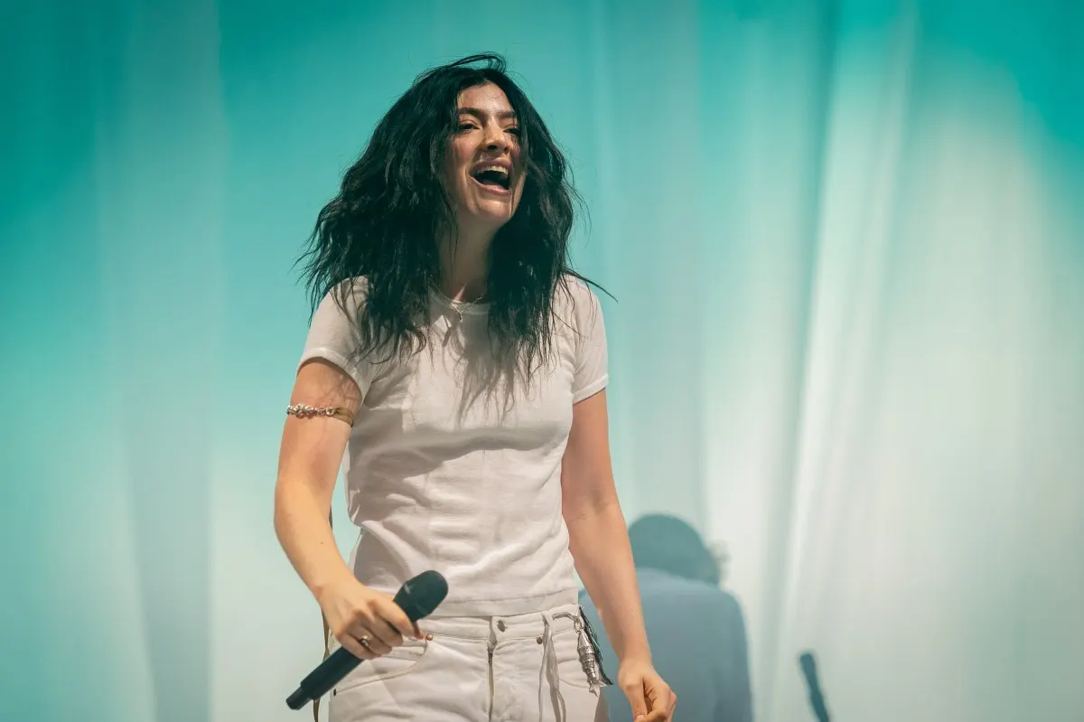 Lorde Warns Against AI Glasses: ‘Not Sexy’
