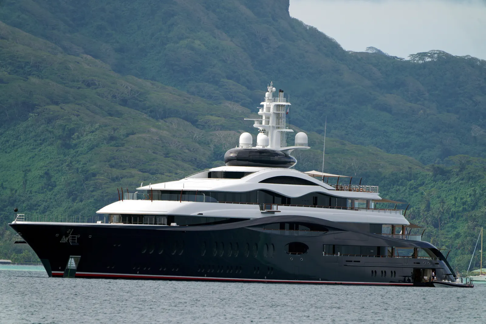 Mark Zuckerberg's Yacht Misses Opportunity to Assist Stranded Boat