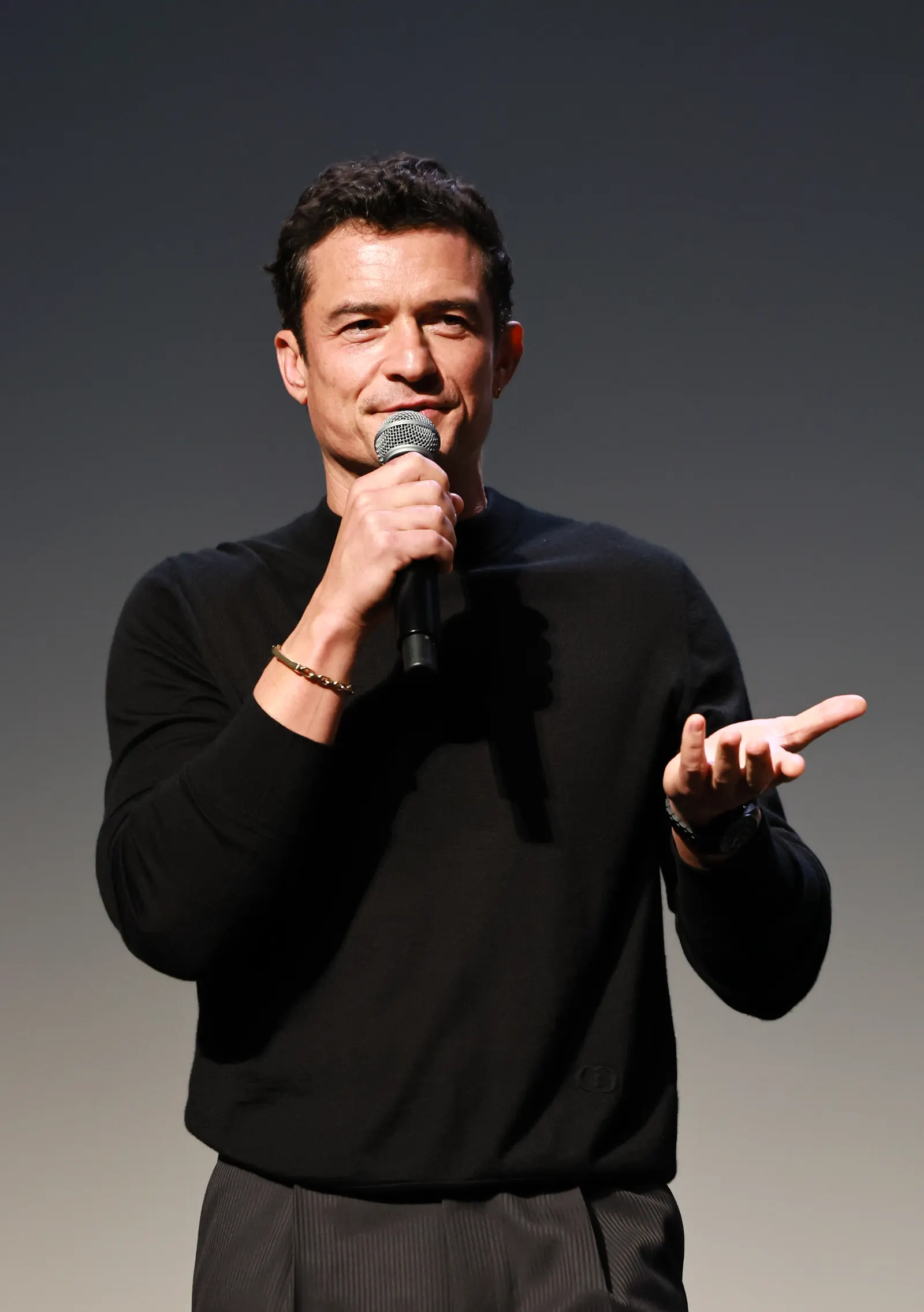 Orlando Bloom Opens Up About Filming Intimate Scene With the Mara Sisters