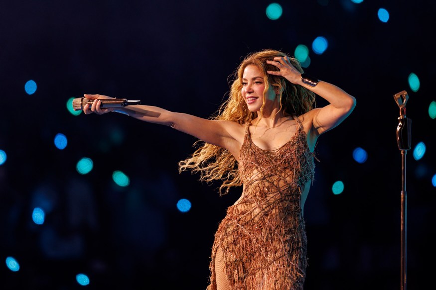 Shakira Opens U.S. Tour Leg in L.A. With Tigers and 'Dai Dai'