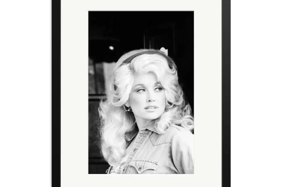 Unveiling Rare Dolly Parton Photos to Celebrate an Icon