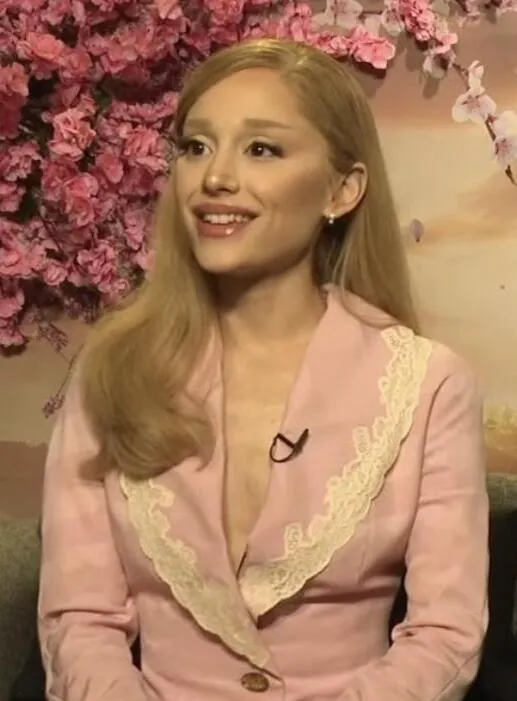 Ariana Grande — photo 2